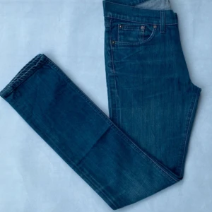 Blå jeans Acne Studios Vega Zen 30/32 - Snygga blå jeans från Acne studios. Klassisk normal passform och raka ben. Tillverkade i stretchig denim av 98% bomull och 2% elastan för extra komfort. Perfekta för en stilren och avslappnad look.