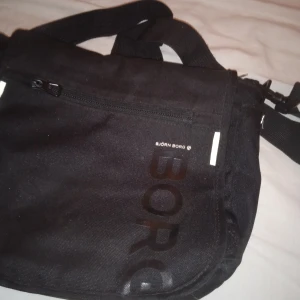 Björn Borg axelremsväska  - Säljer en Björn Borg axelremsväska som är använd men är fortfarande i bra skick 