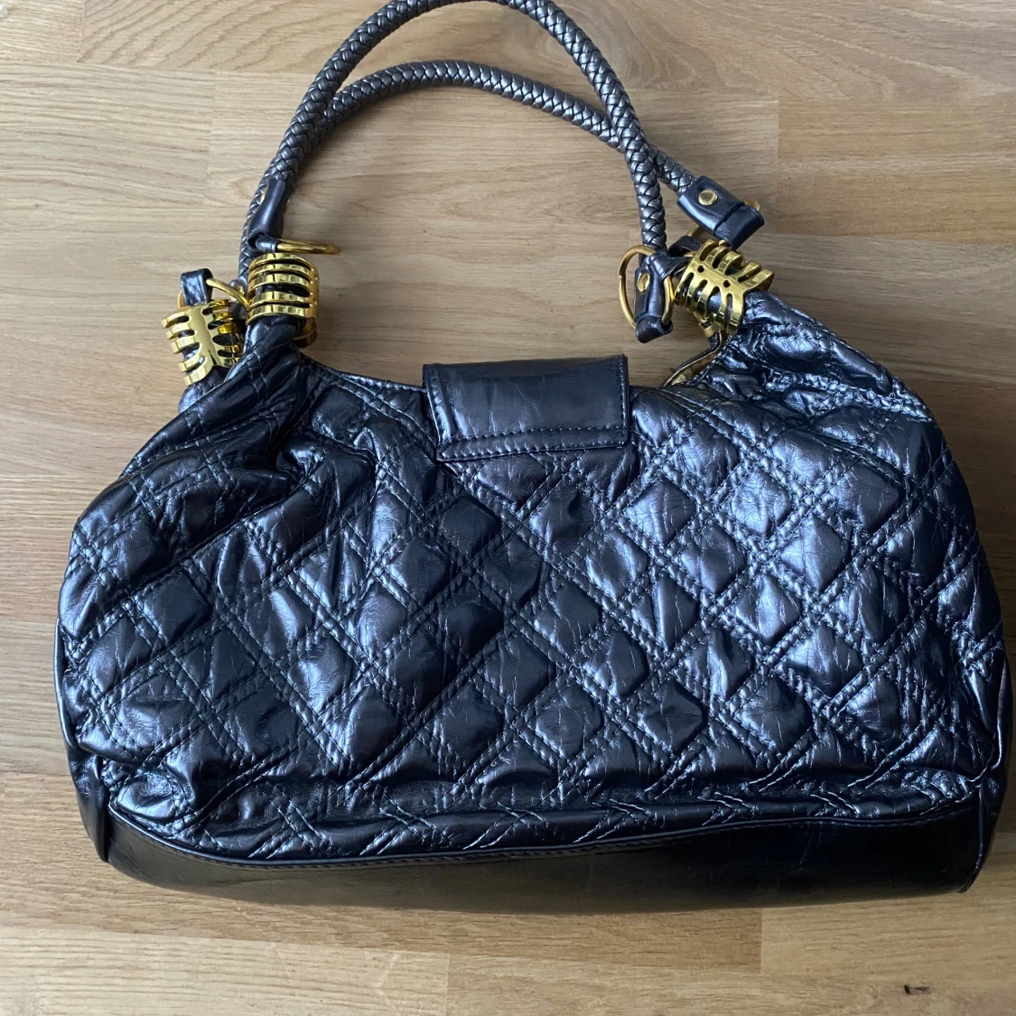 Silver quiltad handväska från Guess - 3