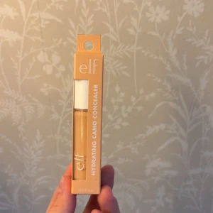 e.l.f. Hydrating Camo Concealer Light Sand - Hydrating Camo Concealer från e.l.f. i nyansen Light Sand. Helt oöppnad!