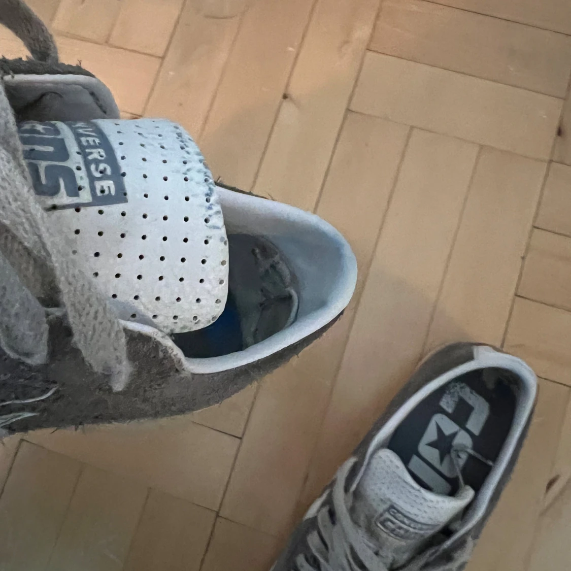 Grå Converse sneakers med vit detalj - 2