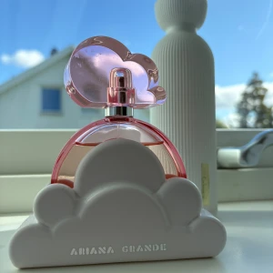 Cloud pink-Ariana Grande parfym - Cloud pink EdP 100 ml. Se mängd på bilden 🥰 