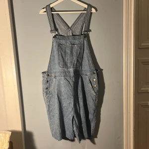 Hängselbyxorshorts - Ljusblå shorts-hängselbyxor. Storlek XL. Gott skick, inga defekter eller missfärgningar.