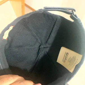 Gucci dubai gg keps storleken är L - Snygg svart keps från Gucci med klassiskt GG-monogram över hela ovandelen. Kepsen har böjd skärm i svart och justerbart spänne bak. Tillverkad i bomull med detaljer i skinn. Perfekt för dig som vill ha en exklusiv och trendig accessoar.