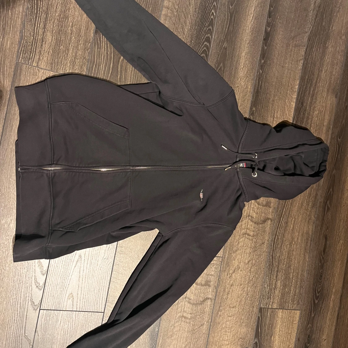 Svart hoodie från GANT med dragkedja