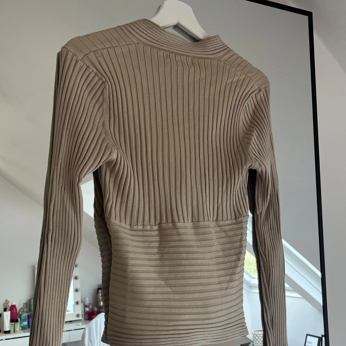 Beige ribbad omlottopp från J.W. - 2