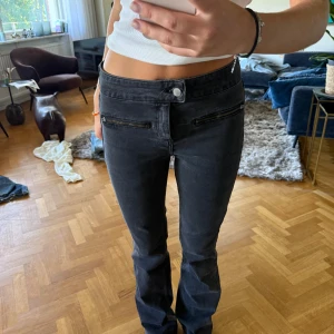 Svarta flare jeans - Low waist svarta flared jeans med coola fickor. Jag är 171. Innerben 82cm / midja tvärsöver 35cm