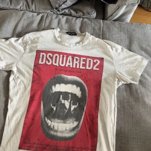 Dsquared2 T-shirt  - Säljer denna T-shirt ifrån de exklusiva märket Dsquared2, tröjan är i storlek xl men sitter som en L, T-shirten har användts men är i någorlunda bra skick, perfekt för vardagen om man ska klä upp sig, fester osv lite skrynklig pga den bara legat i garderoben bara stryka den så går det bort, det är bara att höra av sig vid fler funderingar osv😊