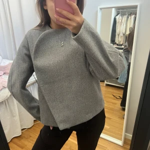 JACKA I ULL - Jättesnygg stilren jacka i ullmix.🐻‍❄️🥺💓💓💓Så fin och snygg och livar upp en outfit superlätt. Man kan bära den på olika sätt!!