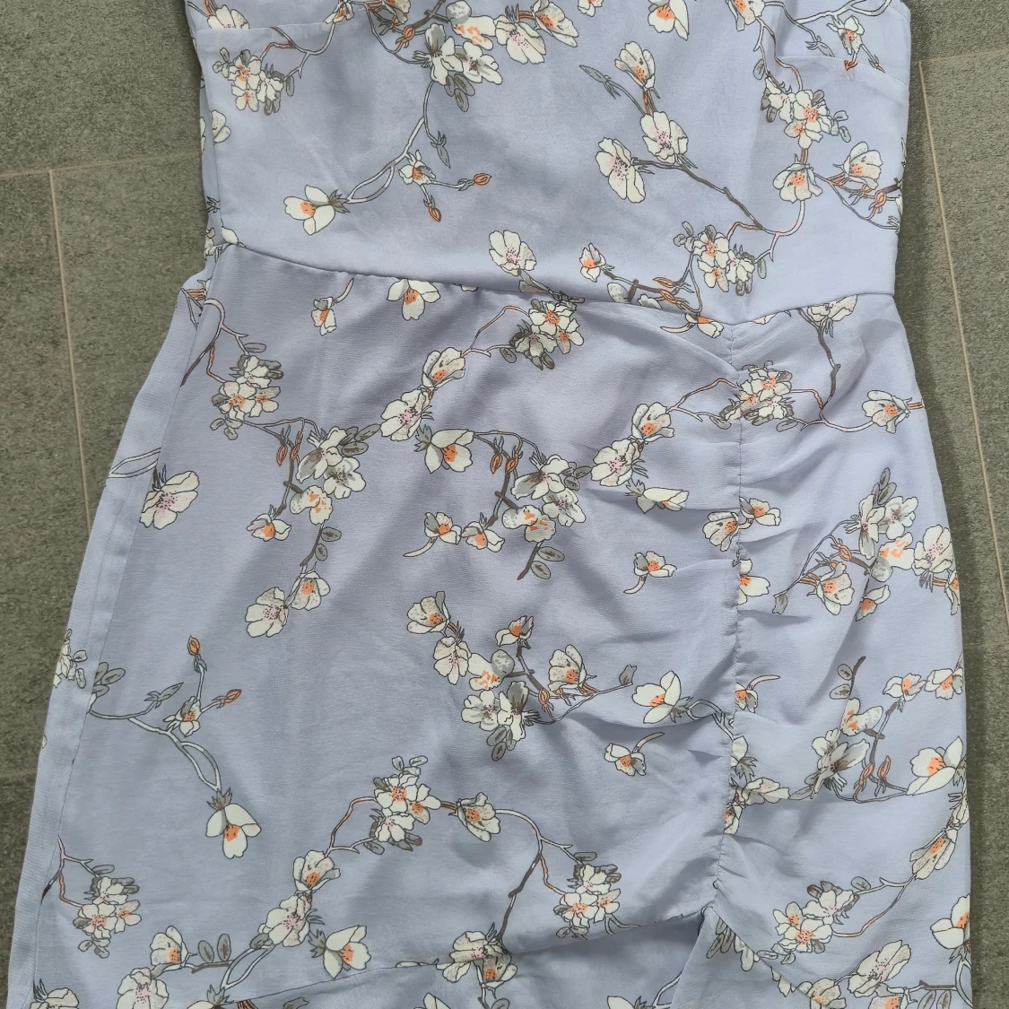 Ljusblå blommig klänning från NLY Trend - 2