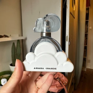 Ariana Grande cloud - Ariana Grande Cloud parfym. Skit nice parfym men har för många. 