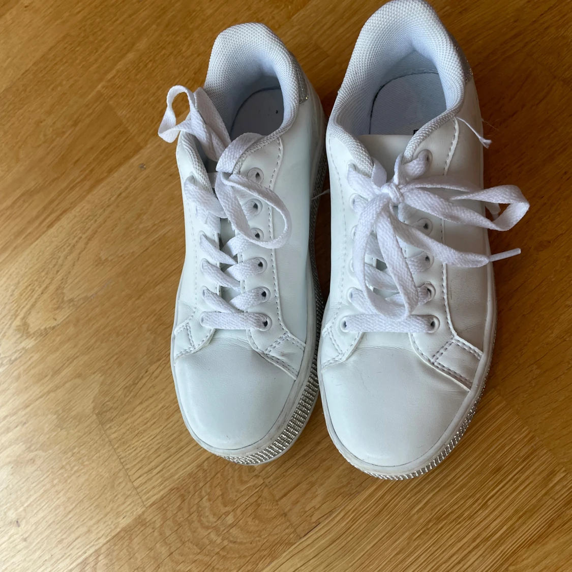 Vita sneakers med glittrig sula - 1