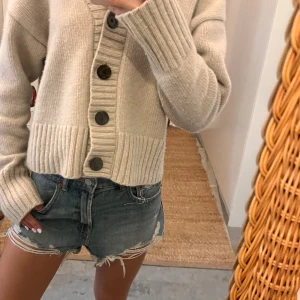 Blå jeansshorts  - Blå jeansshorts från Zara! Aldrig använda💞