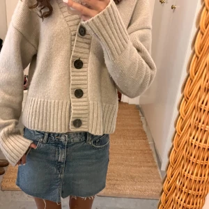 Blå jeanskjol  - Snygg blå jeanskjol! Sitter som xs!💞