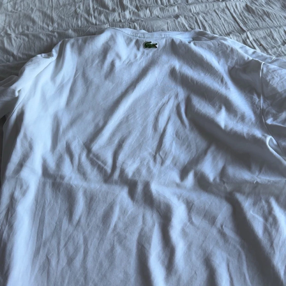 Vit t-shirt från Lacoste med logga - 1
