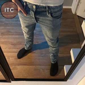 Jack & Jones jeans  - Säljer ett par ljusblå jeansbyxor från Jack & Jones. Jeansen har slimfit passform och snygga slitningar för en avslappnad look. Perfekta för dig som gillar stilrena och bekväma jeans.