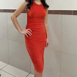 Orange midiklänning - Säljer en snygg orange bodycon midi klänning från ASOS, i storlek S