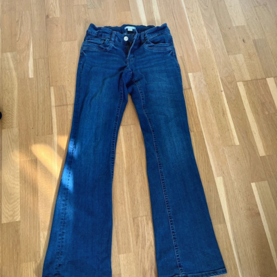 Blå bootcut jeans från Gina Tricot