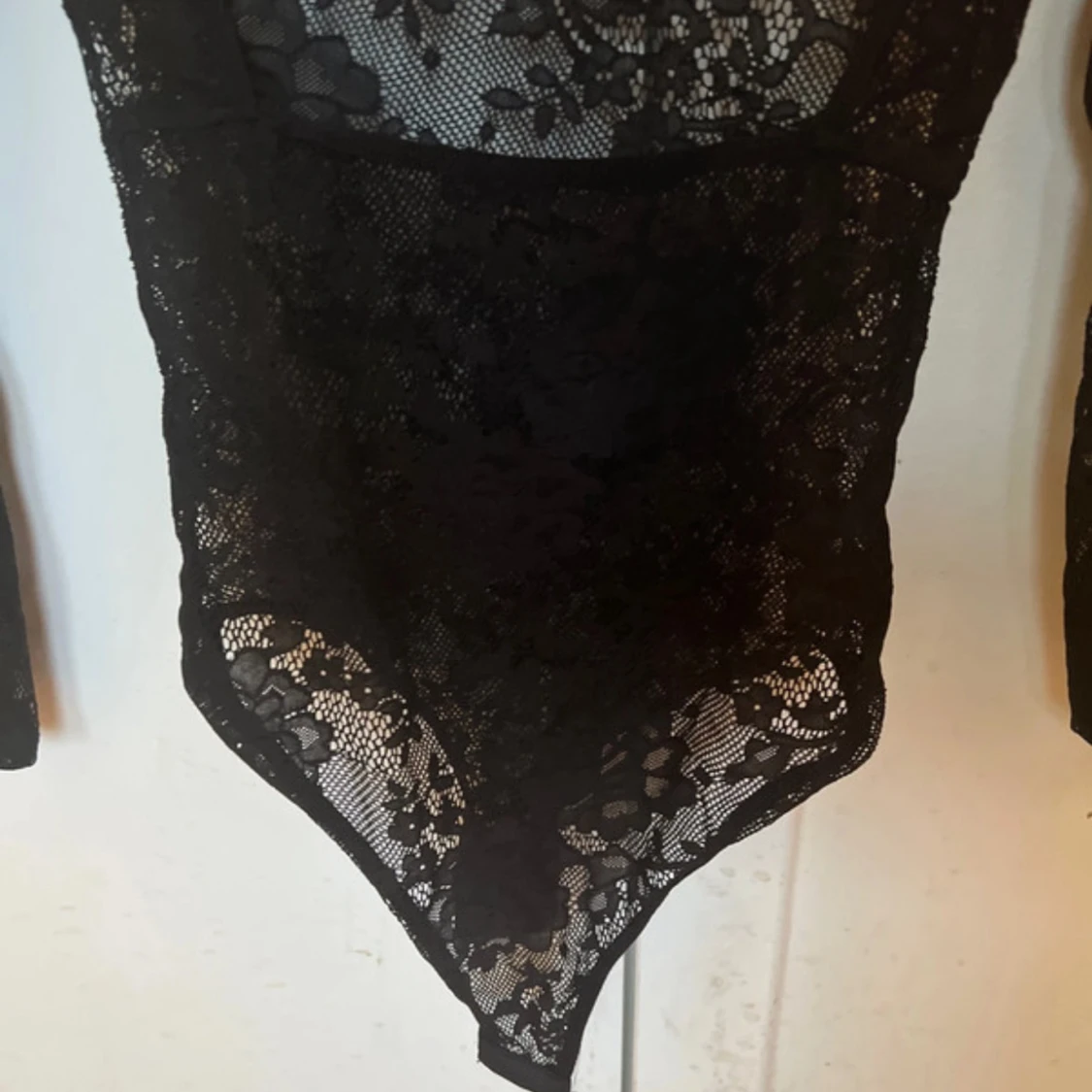 Svart spetsig långärmad bodysuit - 2