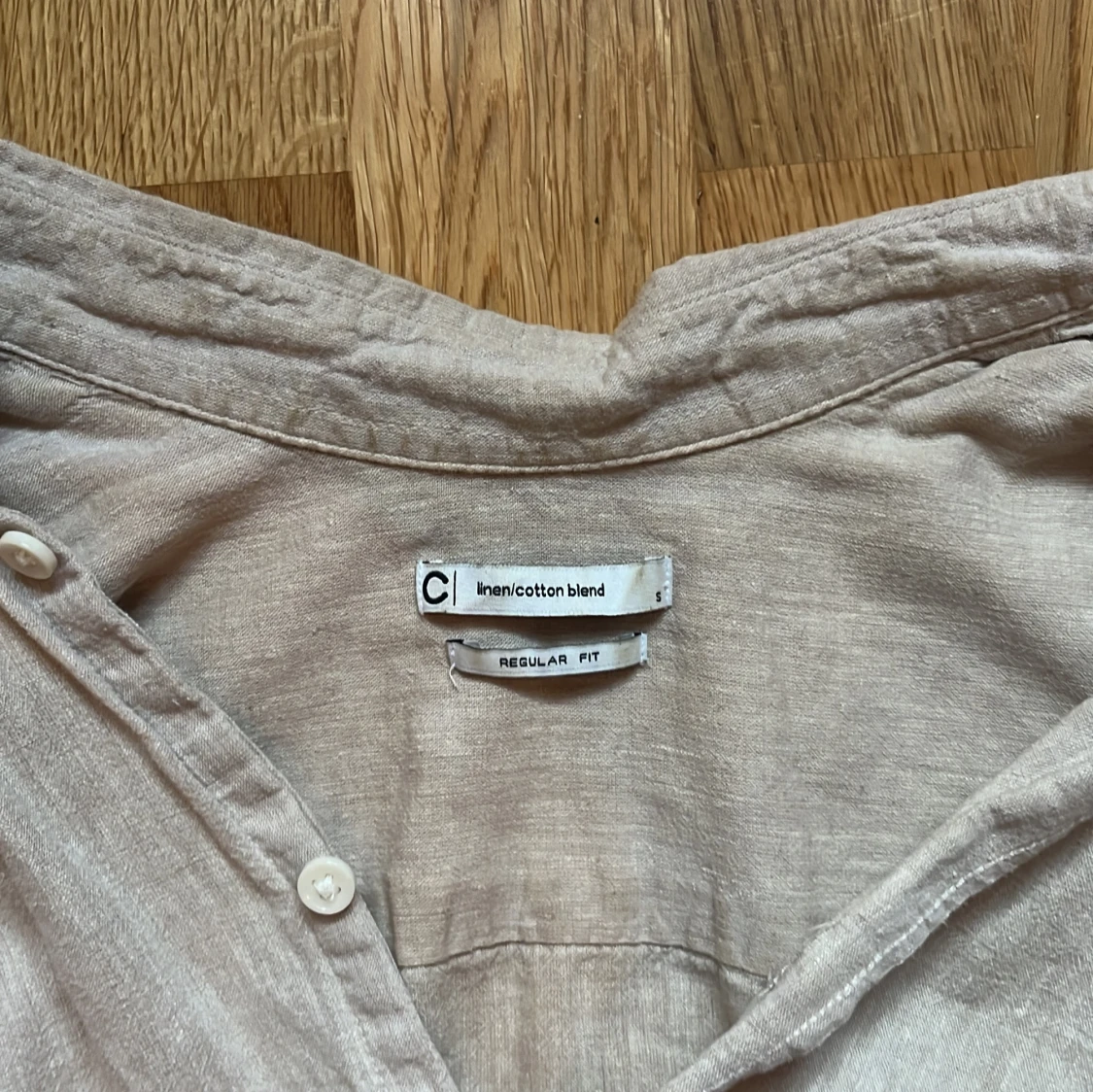 Beige linneskjorta från C! i S - 2