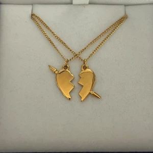 Maria Nilsdotter ”You and Me” inspirerat halsband - Aldrig använd, guldpläterade och tillverkade i rostfritt stål. Kedjans längd 40+5 cm och nickelfri. Om du har fler frågor, tveka inte att höra av dig 🤗