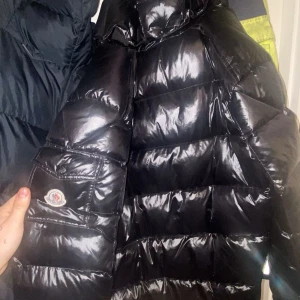 Bytes mot moncler väst - Tjena hade vela byta bort min moncler maya mot en moncler väst. Bor i uppsala men kan åka en liten bit!
