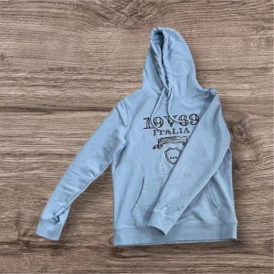 19v69 italia hoodie - En ritkgt fet 19v69 italia hoodie som är storlek s, den är ljusblå och perfekt nu inför hösten/vintern, den är använd bara för att testa och inte använt den ute någon gång så nästintill ny, Nypris 1199