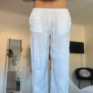 Vita linnebyxor  - Aldrig använda. Raka i benen.