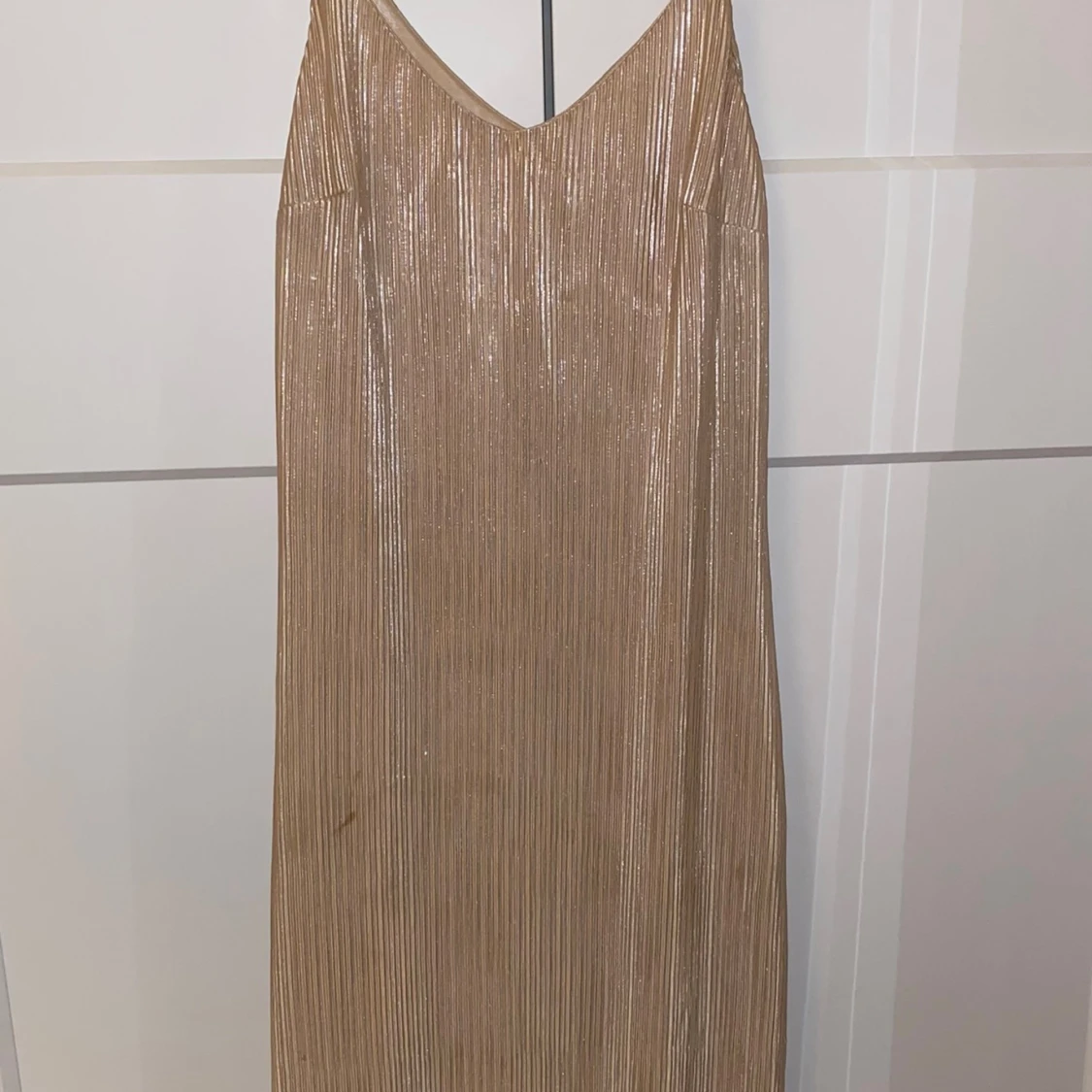 Champagnefärgad glittrig långklänning - 1