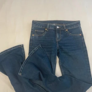 Jeans  - Ett par snygga och populära jeans från hm i modell Low flared. Mått rakt över midjan är 39.