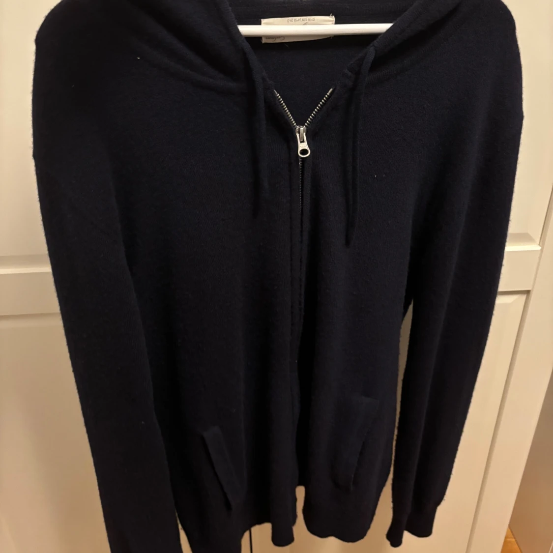 Mörkblå Kashmir hoodie från Sayless