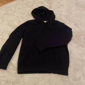  Kashmir hoodie  - Skön Kashmir hoodie från Sayless, den är storlek xxs.                Pris är inte jutet i järnmalm, hör av er vid intresse 