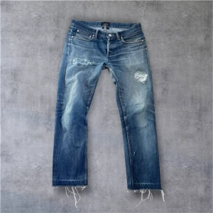 A.P.C. Selvedge jeans - Tja allihopa! Säljer nu mina riktigt eftertraktade APC  jeans i storlek 29 med en helt galen tvätt! 🙌 Säljer för jag tyvärr växt ur de😢 Skicket är hyfsat men det finns slitningar som ni ser på bilderna men det hör ju till när det är selvedge jeans! Skulle säga att det passar bäst på folk mellan 160-175 men för exakta mått skriv gärna privat! Priset är inte hugget i sten. MVH Love!