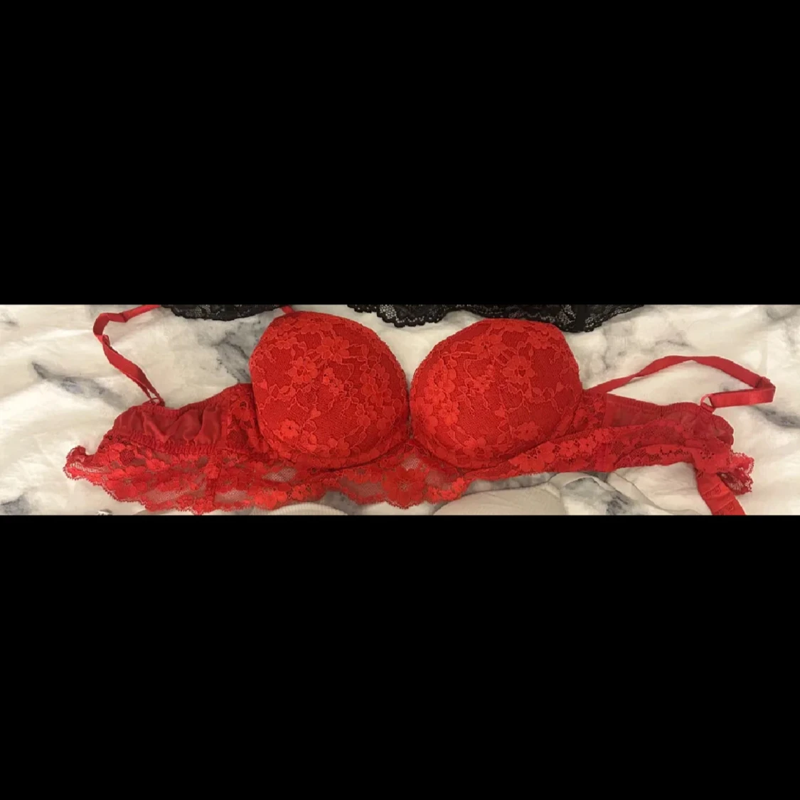 Röd spetskorsett med axelband