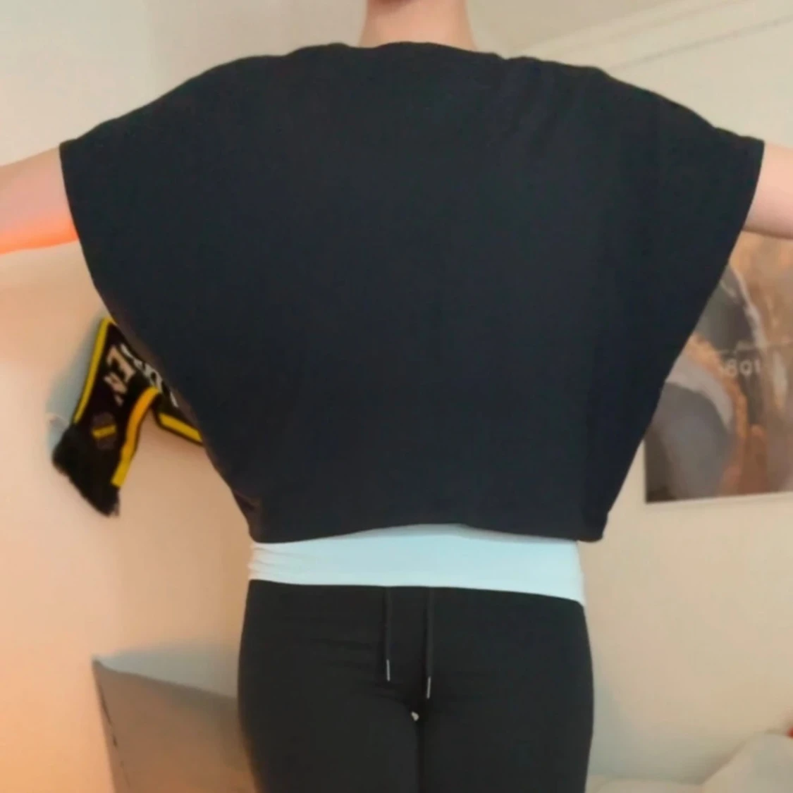 Svart topp med v-ringning - 3