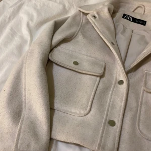 Söt Zara jacka/kappa - Skön trendig kort kappjacka! Lite nopprig titta på sista bilden men det syns inte i helheten. Pris kan diskuteras💓