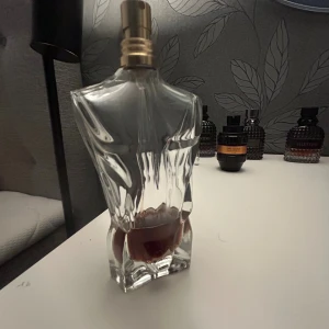 Le Male Essence EdP Intense - Jean Paul Gaultier Le Male Essence de Parfum Intense, 75 ml. Tillverkad i Spanien. En ikonisk flaska som sticker ut i samlingen och passar dig som vill ha något unikt.