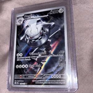 Steelix - Steelix är en cool och kraftfull Pokémon-kort med 200 HP och attacker som Welcoming Tail och Skull Bash. Perfekt för dig som samlar eller spelar Pokémon och vill ha ett glänsande och sällsynt kort i din samling!