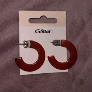 Bruna chunky örhängen från Glitter - Säljer ett par snygga chunky örhängen från Glitter