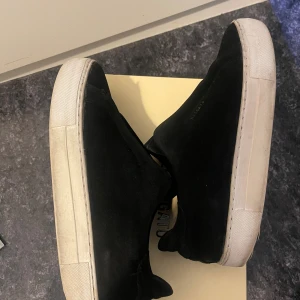 Svarta sneakers från Axel Arigato - Snygga svarta sneakers från Axel Arigato i mocka med vit platt sula. 