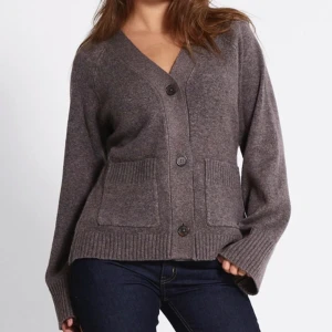 Kofta från lager157 - Säljer denna populära och slutsålda koftan från lager157 då den tyvärr inte passade mig. Prislapp kvar och helt oanvänd💕