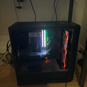Stationär gamingdator med RGB - Kraftfull stationär gamingdator med RGB-belysning.                                                                    GeForce gtx 1060 grafikkort. Intel i5-8600k processor.16gb ram. 