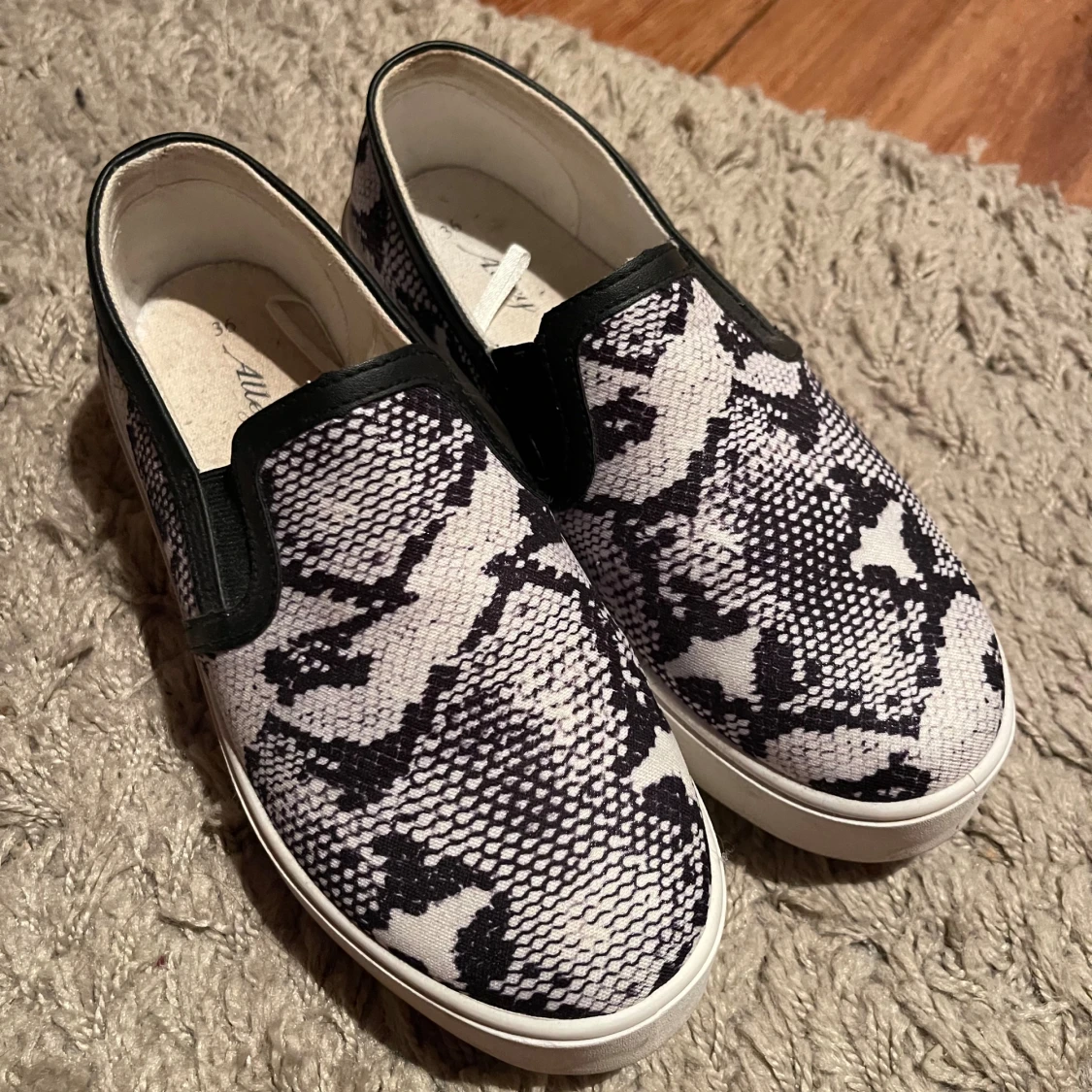 Slip-on sneakers med ormmönster