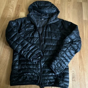 Haglöfs dunjacka - Så fin dunjacka från Haglöfs, den har ett hål på ena armen som man hade kunnat sy ihop, förutom det så är den i superbra skick🫶🏼