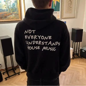 Marcus Rolf hoodie sökes  - Söker denna roscali Marcus Rolf hoodien i storlek M. OBS betalar bra 