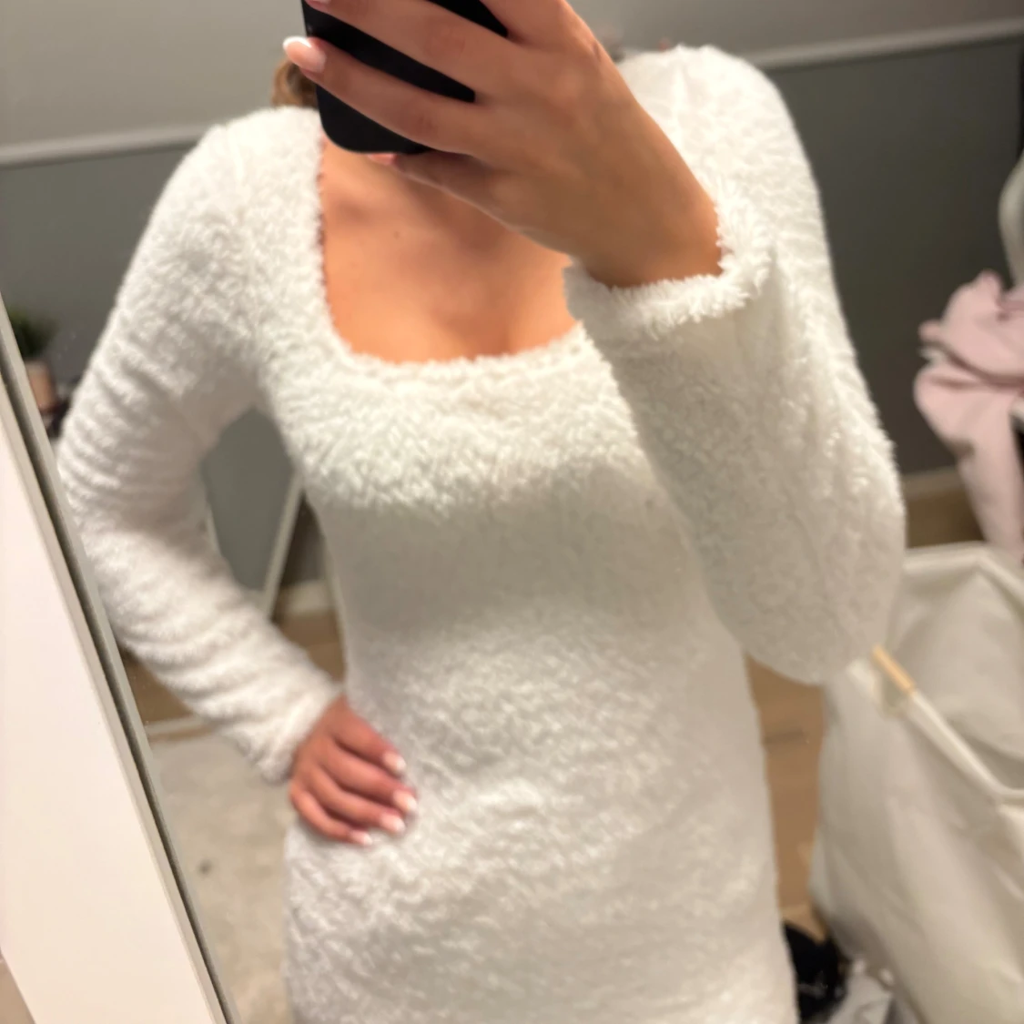 Vit fluffig klänning  - 1