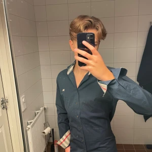Marinblå Burberry skjorta - Size-S| Modellen är 175cm 62kg