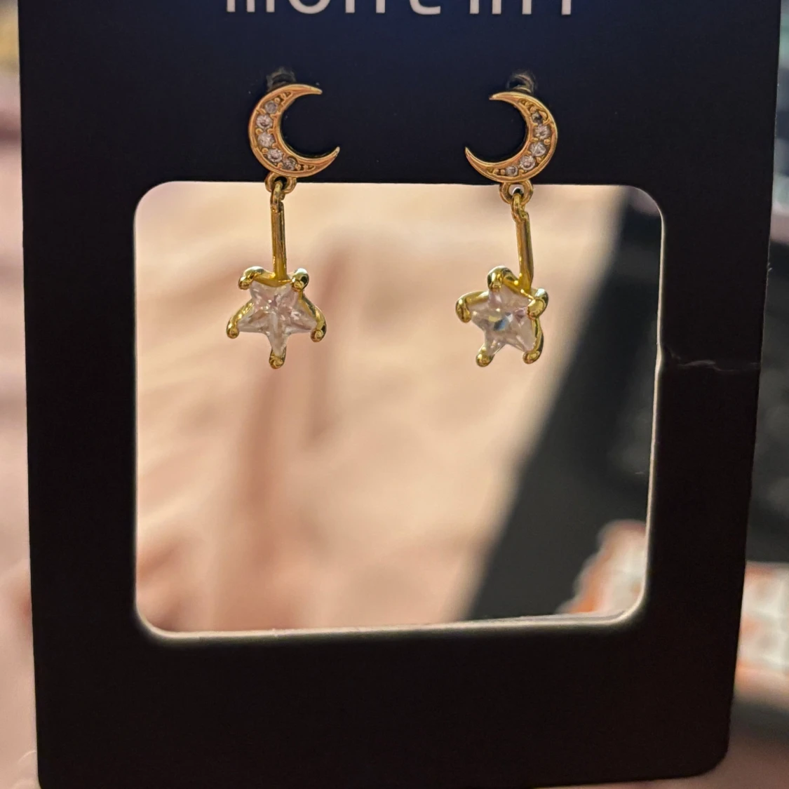 Guldiga örhängen med måne och stjärna - 1