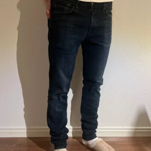 Mörkblå jeans från Polo Ralph Lauren - Snygga mörkblå jeans från Polo Ralph Lauren med klassisk femficksdesign och diskret logga. Jeansen har rak passform och är tillverkade i mjukt denimtyg som sitter skönt. Perfekta för dig som gillar stilrena och tidlösa jeans. Priset kan diskuteras 