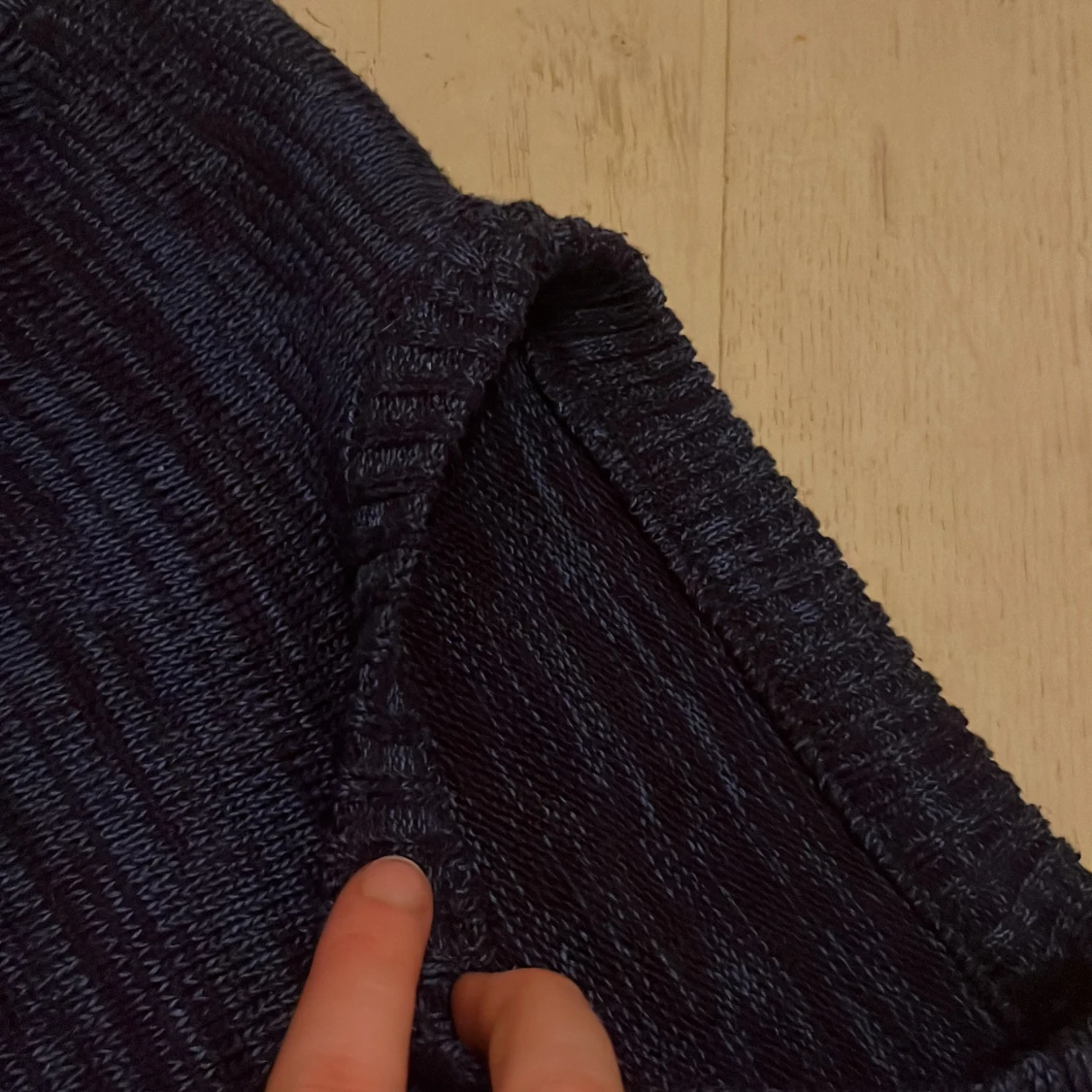 Mörkblå stickad tröja med mönster - 2